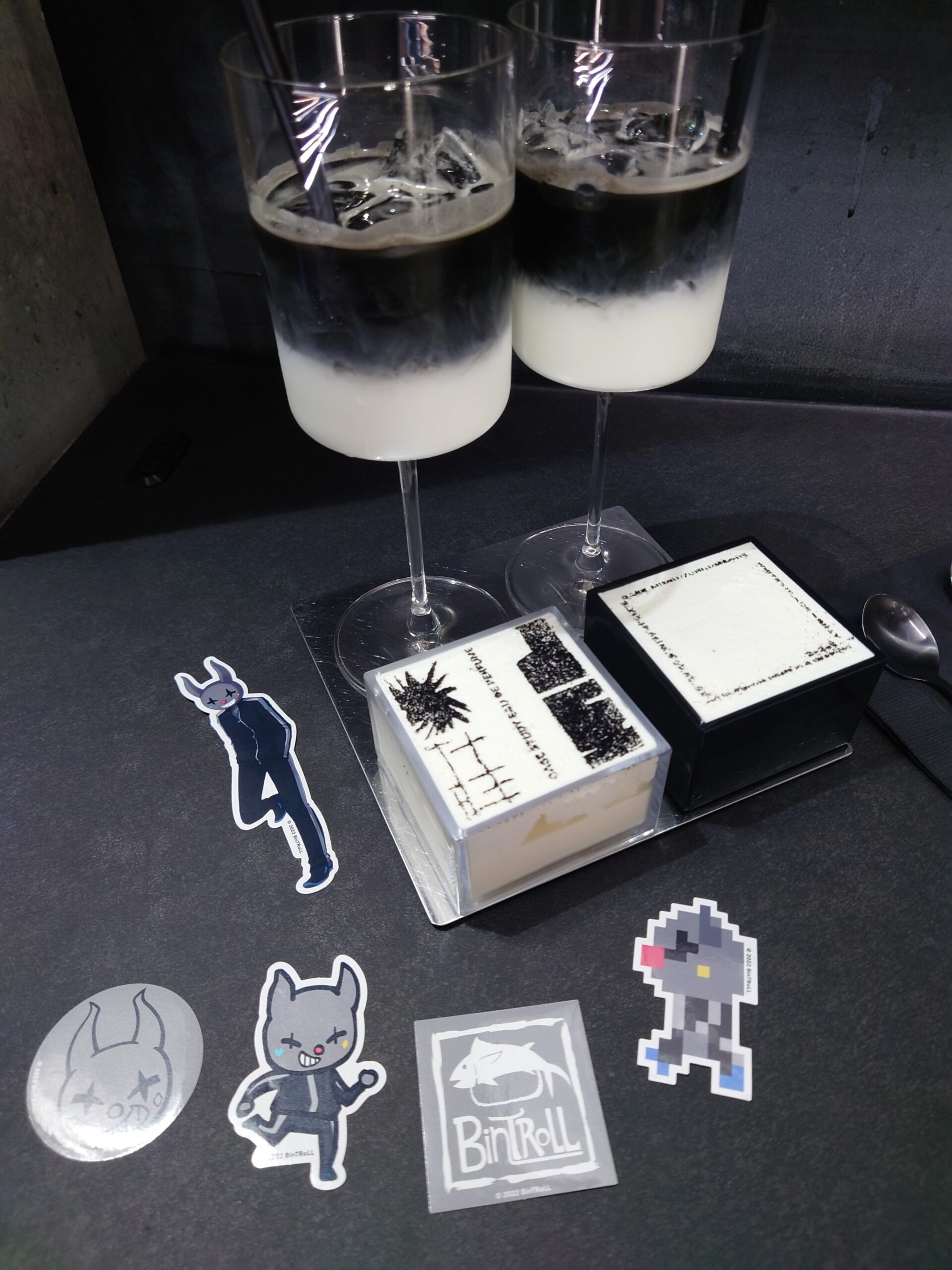 【東京】グレー・黒推し必見！モノクロな推し活カフェ6選【2025】 - ハロー！びんとろわぁるど