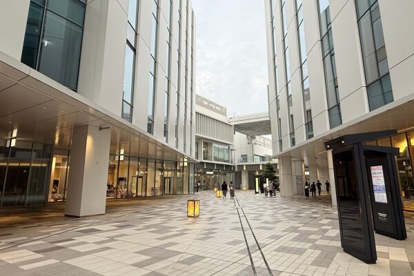 紫に染まる羽田イノベーションシティ【Zepp Haneda】